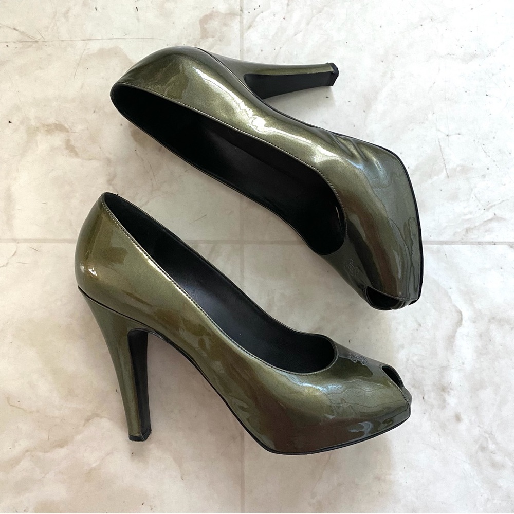 Chanel Made in Italy Interlocking CC Logo Green Patent Leather Pumps Heels 7.5 - Picture 2 of 12